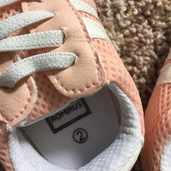 ⭐3/$10 EUC Baby Shoes - Picture 3 of 3